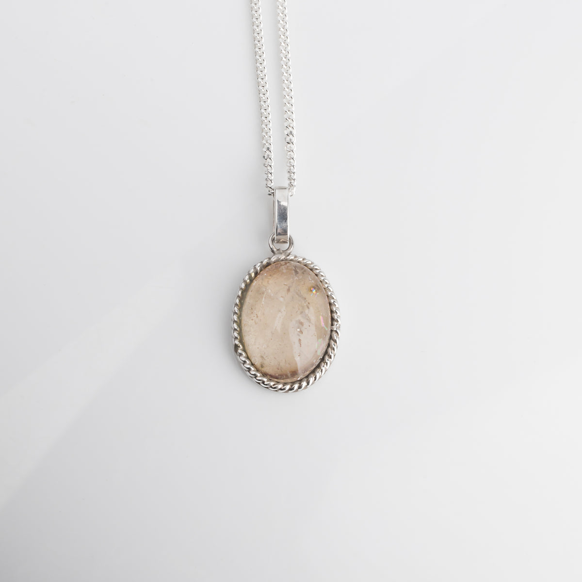 DIJE CUARZO BLANCO OVAL + CADENA PANCER