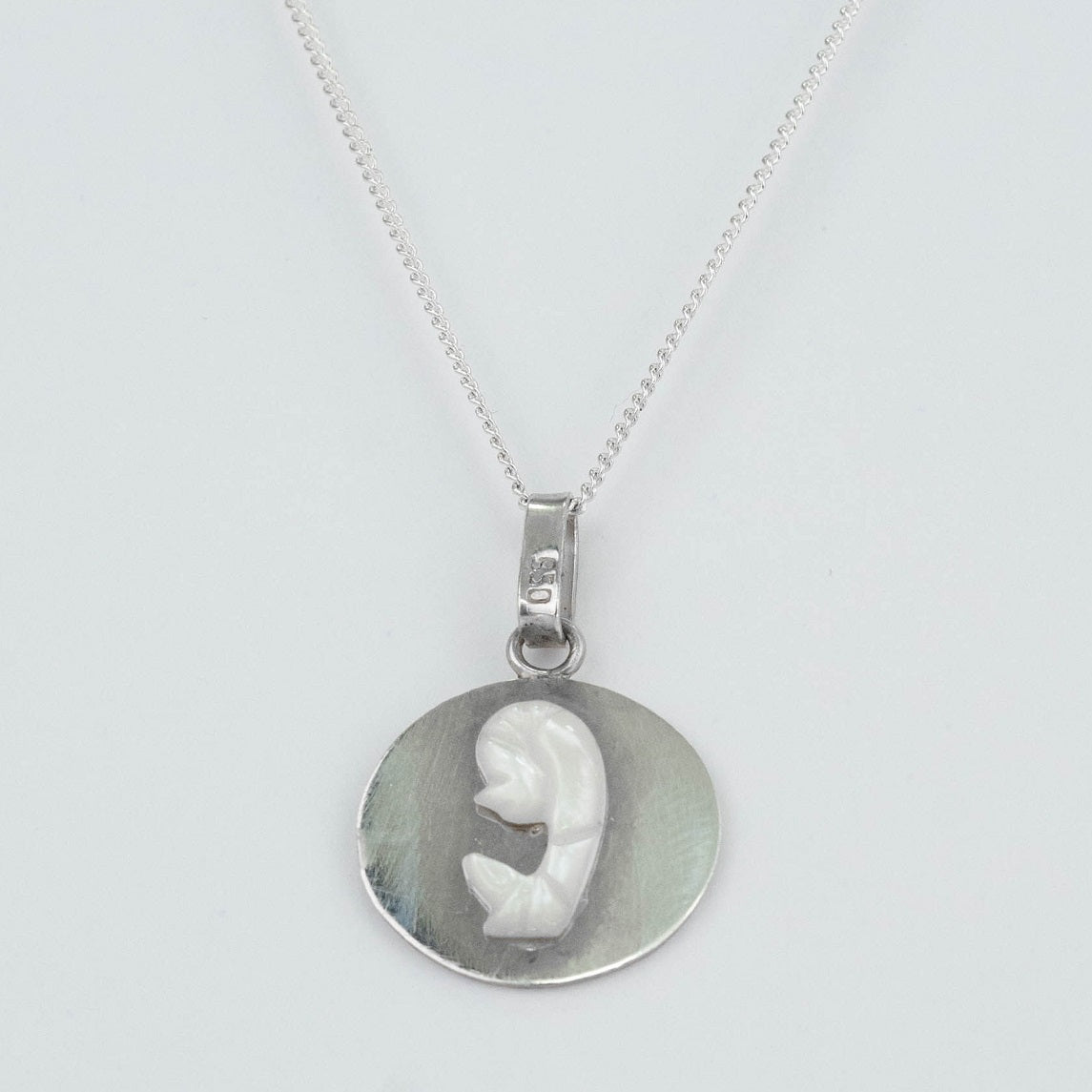 CADENA PANCER Y DIJE VIRGEN RESO NACAR SILUETA PLATA