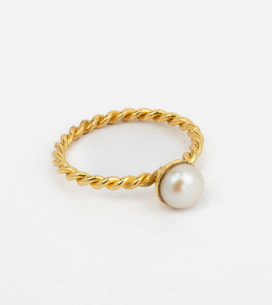 ANILLO PERLA ENTORCHADA BAÑADO EN ORO